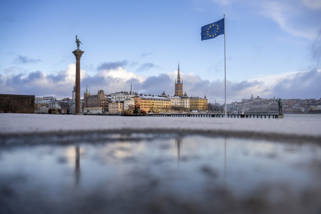Riddarholmen mit Spiegelung im Wasser, Stockholm im Winter