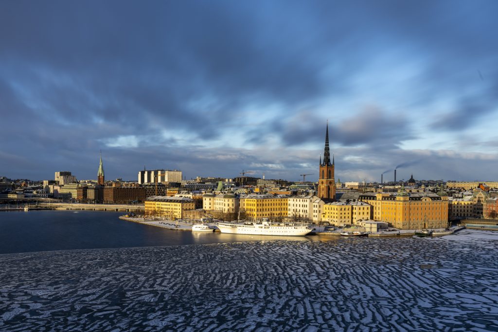 Blick über das Wasser auf die Stockholmer Altstadt unter Wolkenhimmel