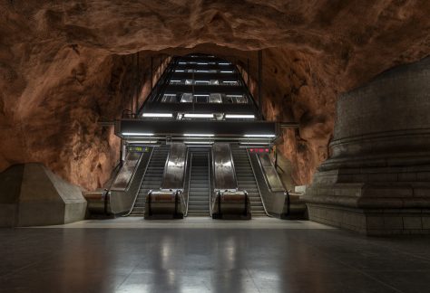 Rolltreppe in einer felsigen U-Bahn-Station der Stockholmer Tunnelbana