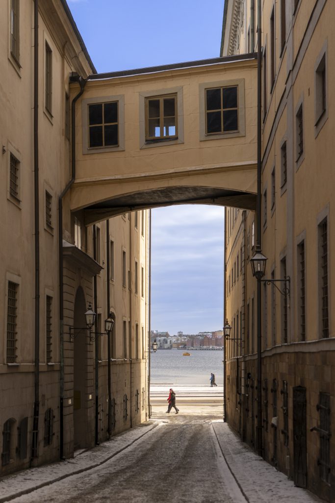 Durchgang mit Blick aufs Wasser in Gamla Stan