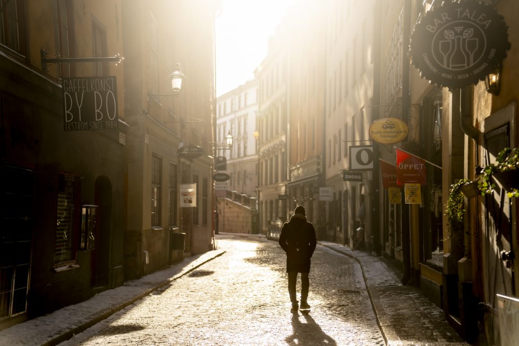 Gasse in Gamla Stan im Gegenlicht mit einzelner Person