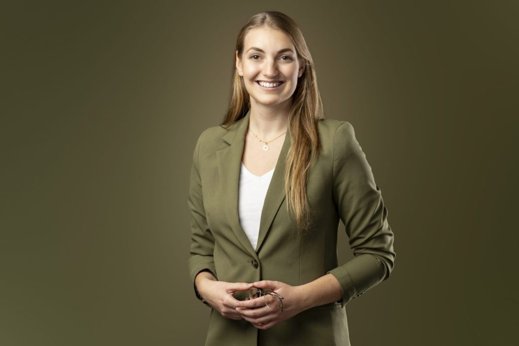 Businessportrait einer Frau im olivfarbenen Blazer vor olivgrünem Hintergrund – Fotostudio Karlsruhe-Durlach