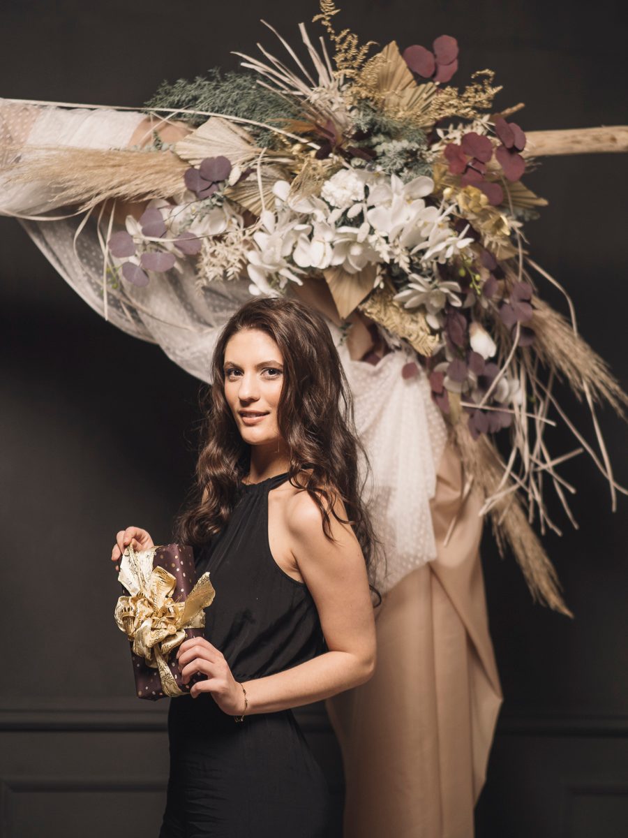Portrait einer Frau im schwarzen Kleid mit Trockenblumen-Arrangement – Portraitfotografie in Karlsruhe